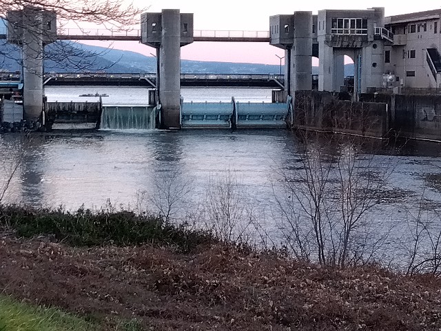釜口水門、天竜川の始まりを思わせるダムの風景