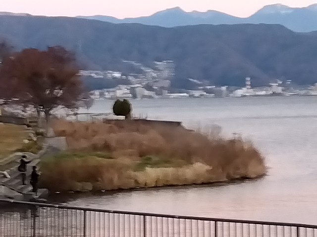 諏訪湖です