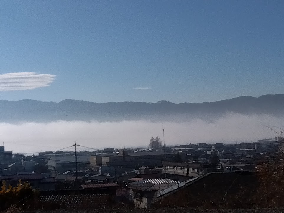 霧に包まれた諏訪湖
