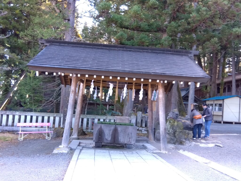 手水舎と右側「明神湯」