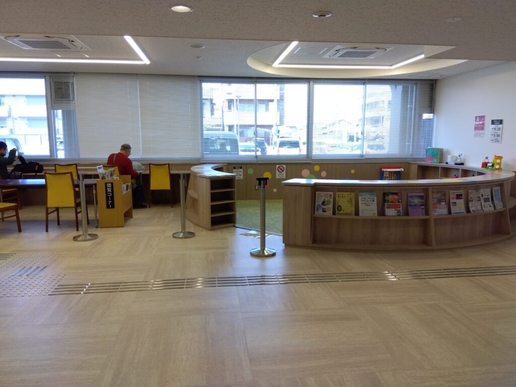 新設された乳幼児コーナーと新聞閲覧コーナー