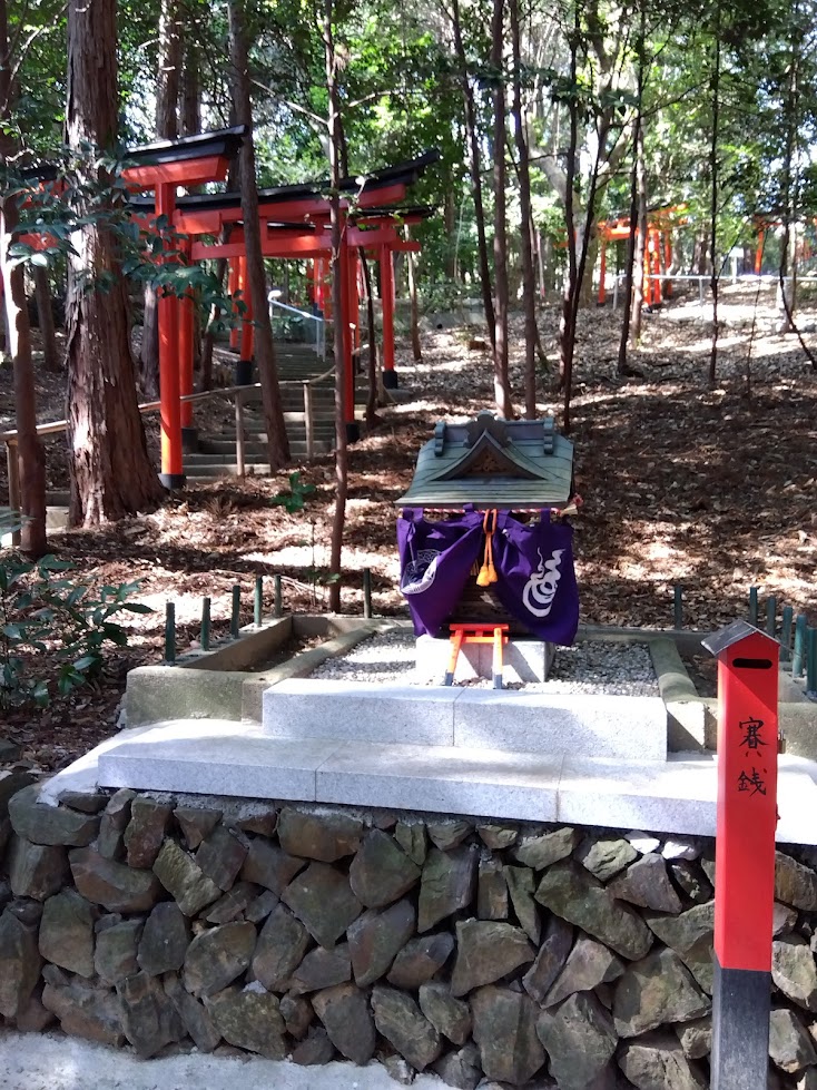 青い奉納幕が掛かった小さな鳥居のお堂(名称不明)