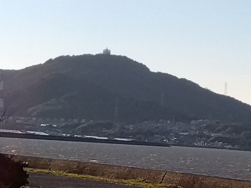 蔵王山とその上にチョコンと展望台